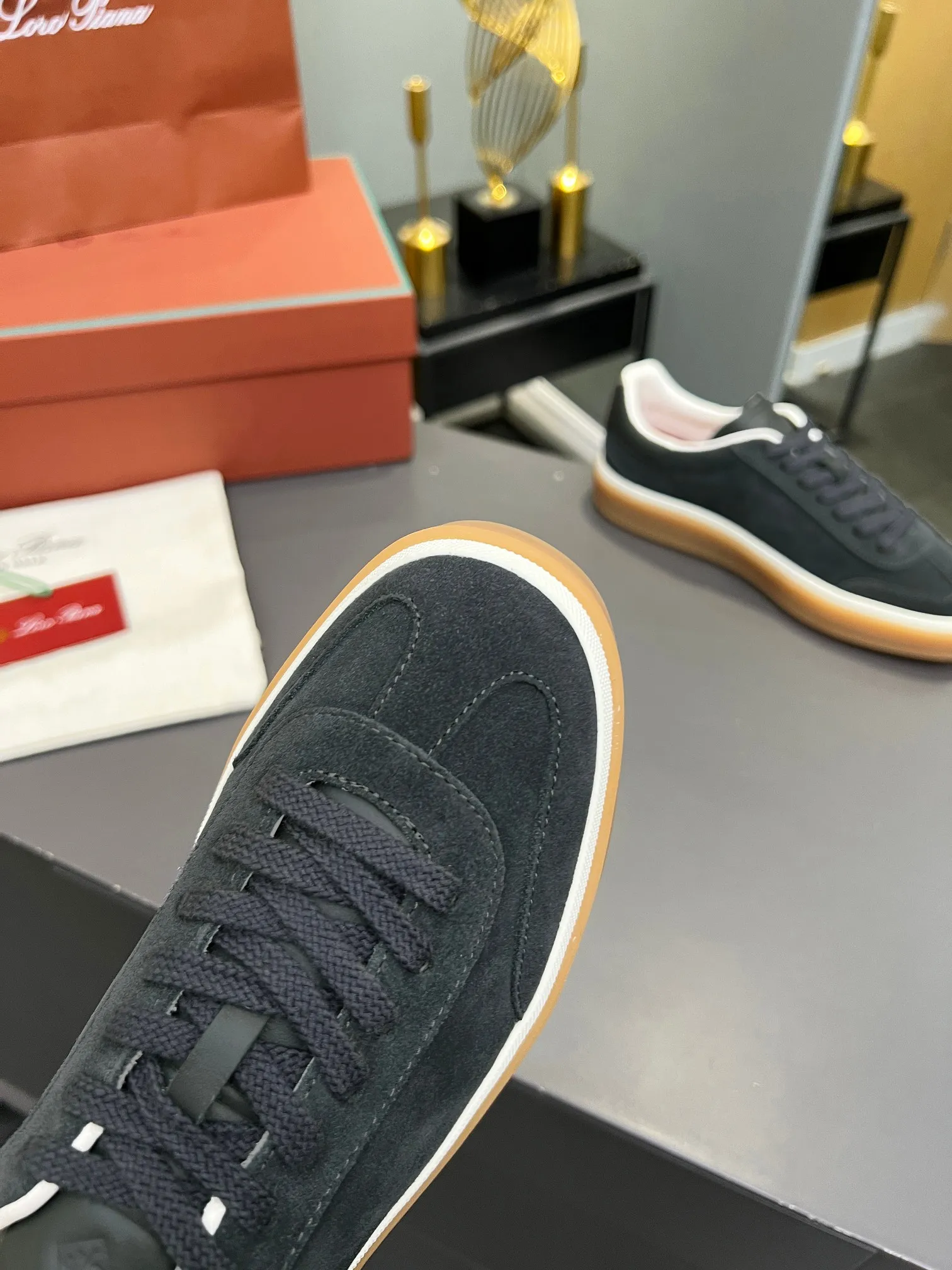 Men's shoes 💰600 purchasing agent, high version 🦅⛳️ Italy [Loro Piana] Tennis walk series LP couple's moral training shoes casual sports shoes sneakers 🎁🎁 Original purchase development and production This new suede tennis shoe adopts an ultra-low design, suitable for wearing all year round 👫👫 The wrapped sole creates an effortlessly attractive color combination that harmoniously blends functionality with understated style, making it the ideal shoe for urban wear. Soft calfskin tongue with Kummel color insert at the heel, cotton lace upper with embossed LP logo, cowhide suede sole, rubber-lined calfskin ✦Upper: imported first-layer cowhide➕customized original cowhide ✦lining: cowhide lining➕cowhide insole ✦sole: original molded TPR ultra-light outsole ✦packaging: original complete package ✦Female size: 35--40, ✦Male size: 39--45,